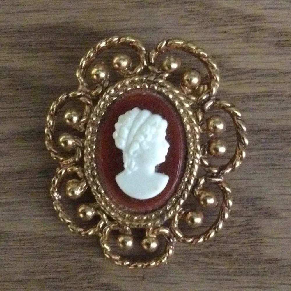 Victorian style antique bronze tone border oval resin Cameo Brooch
